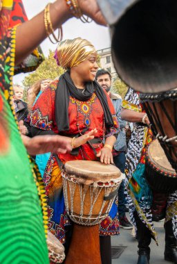 Londra, İngiltere. 15 Ekim 2016. Londra 'daki Trafalgar Meydanı' ndaki Afrika Meydanı Festivali. Afrika kıtasının dört bir yanından yiyecek, dans ve kültürün sergilendiği yıllık etkinlikler.