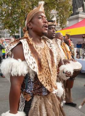 Londra, İngiltere. 15 Ekim 2016. Londra 'daki Trafalgar Meydanı' ndaki Afrika Meydanı Festivali. Afrika kıtasının dört bir yanından yiyecek, dans ve kültürün sergilendiği yıllık etkinlikler.