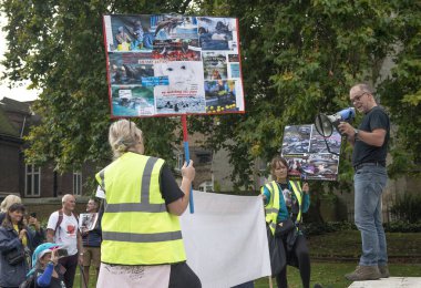 Londra, İngiltere. 16 Ekim 2021. Protestolar, Faroe Adaları 'ndaki yunus ve balinaların katledilmesine son vermek için protestocuların kampanya yürüttüğü Londra' daki Parlamento Binaları önünde yapıldı..