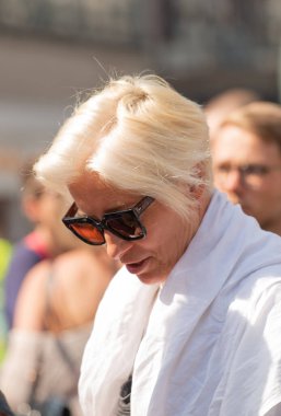 Londra, İngiltere, 19 Nisan 2019. İngiliz aktris Emma Thompson, dünya iklim çöküşünü ve ekolojik çöküşü protesto etmek amacıyla Oxford Sirki, Londra 'daki Soykırım İsyanı gösterisine katıldı..