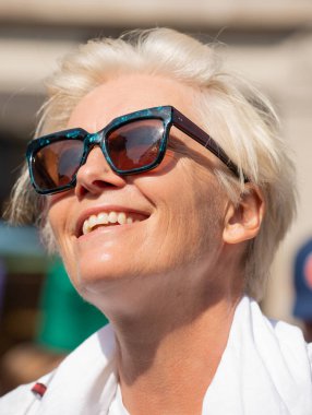 Londra, İngiltere, 19 Nisan 2019. İngiliz aktris Emma Thompson, dünya iklim çöküşünü ve ekolojik çöküşü protesto etmek amacıyla Oxford Sirki, Londra 'daki Soykırım İsyanı gösterisine katıldı..