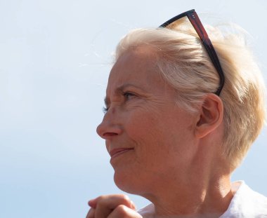 Londra, İngiltere, 19 Nisan 2019. İngiliz aktris Emma Thompson, dünya iklim çöküşünü ve ekolojik çöküşü protesto etmek amacıyla Oxford Sirki, Londra 'daki Soykırım İsyanı gösterisine katıldı..