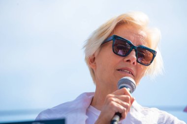 Londra, İngiltere, 19 Nisan 2019. İngiliz aktris Emma Thompson, dünya iklim çöküşünü ve ekolojik çöküşü protesto etmek amacıyla Oxford Sirki, Londra 'daki Soykırım İsyanı gösterisine katıldı..