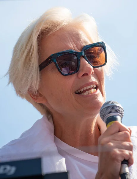 Londra, İngiltere, 19 Nisan 2019. İngiliz aktris Emma Thompson, dünya iklim çöküşünü ve ekolojik çöküşü protesto etmek amacıyla Oxford Sirki, Londra 'daki Soykırım İsyanı gösterisine katıldı..