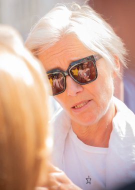 Londra, İngiltere, 19 Nisan 2019. İngiliz aktris Emma Thompson, dünya iklim çöküşünü ve ekolojik çöküşü protesto etmek amacıyla Oxford Sirki, Londra 'daki Soykırım İsyanı gösterisine katıldı..