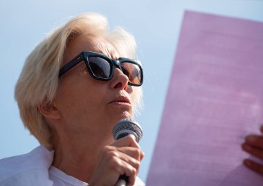 Londra, İngiltere, 19 Nisan 2019. İngiliz aktris Emma Thompson, dünya iklim çöküşünü ve ekolojik çöküşü protesto etmek amacıyla Oxford Sirki, Londra 'daki Soykırım İsyanı gösterisine katıldı..