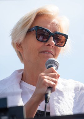 Londra, İngiltere, 19 Nisan 2019. İngiliz aktris Emma Thompson, dünya iklim çöküşünü ve ekolojik çöküşü protesto etmek amacıyla Oxford Sirki, Londra 'daki Soykırım İsyanı gösterisine katıldı..