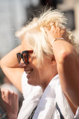 Londra, İngiltere, 19 Nisan 2019. İngiliz aktris Emma Thompson, dünya iklim çöküşünü ve ekolojik çöküşü protesto etmek amacıyla Oxford Sirki, Londra 'daki Soykırım İsyanı gösterisine katıldı..