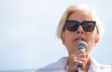 Londra, İngiltere, 19 Nisan 2019. İngiliz aktris Emma Thompson, dünya iklim çöküşünü ve ekolojik çöküşü protesto etmek amacıyla Oxford Sirki, Londra 'daki Soykırım İsyanı gösterisine katıldı..