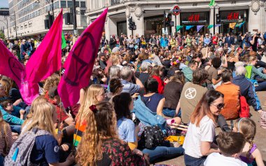 Londra, İngiltere, 19 Nisan 2019. Dünya iklim çöküşünü ve ekolojik çöküşü protesto etmek için Oxford Circus, Londra 'daki Soykırım İsyanı gösterisinde iklim değişikliği / eko protestocuları.