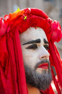 Londra, İngiltere, 19 Nisan 2019. Dünya iklim çöküşünü ve ekolojik çöküşü protesto etmek için Oxford Circus, Londra 'daki Soykırım İsyanı gösterisinde gösteri grubu Kızıl Tugayı geçit töreni.