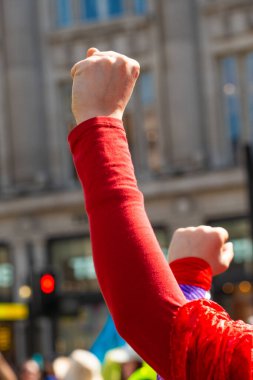 Londra, İngiltere, 19 Nisan 2019. Dünya iklim çöküşünü ve ekolojik çöküşü protesto etmek için Oxford Circus, Londra 'daki Soykırım İsyanı gösterisinde gösteri grubu Kızıl Tugayı geçit töreni.
