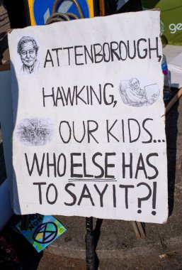 Londra, İngiltere. 19 Nisan 2019. Dünya iklim çöküşünü ve ekolojik çöküşü protesto etmek için Oxford Circus, Londra 'daki Soykırım İsyanı gösterisinde görülen afişlerden biri..