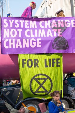 Londra, İngiltere. 19 Nisan 2019. Dünya iklim çöküşünü ve ekolojik çöküşü protesto etmek için Oxford Circus, Londra 'daki Soykırım İsyanı gösterisinde görülen afişlerden biri..