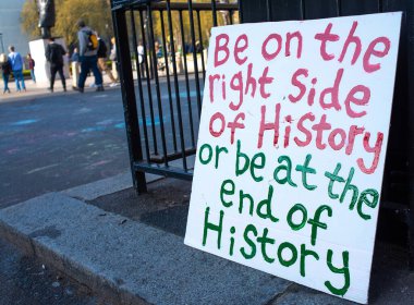 Londra, İngiltere. 19 Nisan 2019. Dünya iklim çöküşünü ve ekolojik çöküşü protesto etmek için Londra Parlamento Meydanı 'ndaki Soykırım İsyanı gösterisinde görülen pek çok işaretten biri..