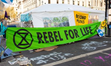 Londra, İngiltere. 19 Nisan 2019. Dünya iklim çöküşünü ve ekolojik çöküşü protesto etmek için Londra Parlamento Meydanı 'ndaki Soykırım İsyanı gösterisinde görülen pek çok işaretten biri..