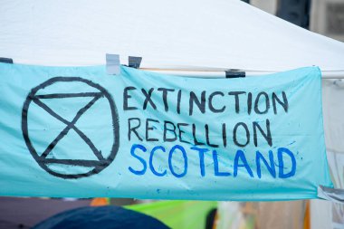 Londra, İngiltere. 19 Nisan 2019. Dünya iklim çöküşünü ve ekolojik çöküşü protesto etmek için Londra Parlamento Meydanı 'ndaki Soykırım İsyanı gösterisinde görülen pek çok işaretten biri..