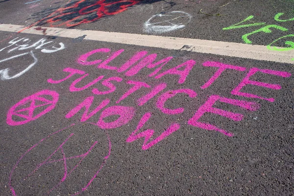 London 19Th April 2019 Road Surface Waterloo Bridge London Covered — Zdjęcie stockowe