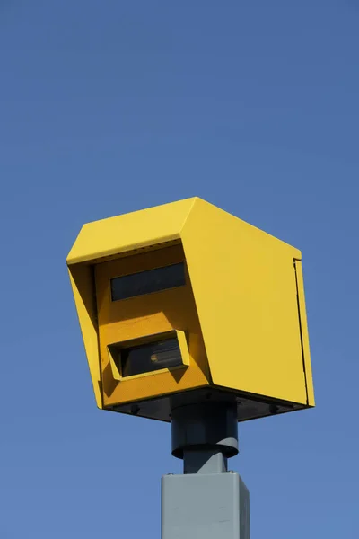 Низкий Угол Обзора Ярко Желтой Камеры Безопасности Скорости Голубом Фоне — стоковое фото