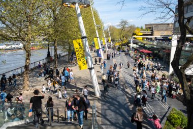 South Bank, Londra, İngiltere. 15 Nisan 2022. Londra 'nın Güney Kıyısı' nın hareketli manzarası, yerel atmosferin keyfini çıkaran insanlarla dolup taşıyor..