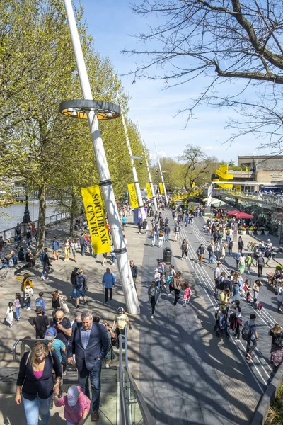 South Bank, Londra, İngiltere. 15 Nisan 2022. Londra 'nın Güney Kıyısı' nın hareketli manzarası, yerel atmosferin keyfini çıkaran insanlarla dolup taşıyor..