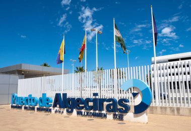 Algeciras, İspanya. 3 Eylül 2022. Puerto de Algeciras 'a (Algeciras Limanı) ana yaya girişi yakınında bulunan bayrak direkleriyle birlikte logo işareti ile hoş geldiniz..