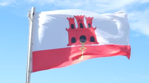 지브롤터 2022 깃대에서 바람을 과푸른 하늘을 배경으로 날아가는 지브롤터의 각도로 — 비디오