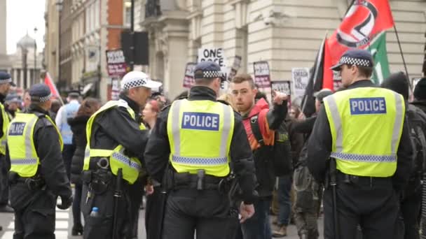Лондон Великобритания Апреля 2017 Года Офицеры Столичной Полиции Первом Митинге — стоковое видео