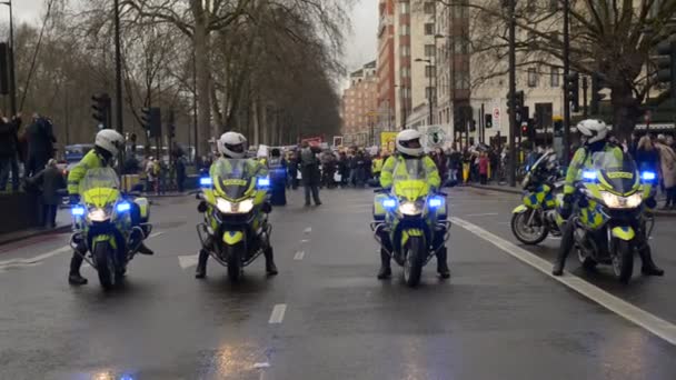 Londres Reino Unido Febrero 2017 Escolta Policial Detener Manifestación Prohibición — Vídeo de stock