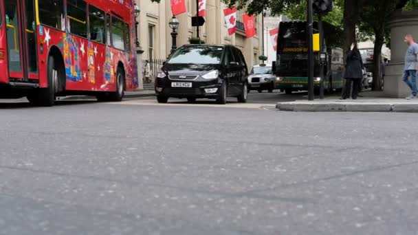 イギリス ロンドン 2017年5月18日 ロンドンのトラファルガー広場近くの混雑した道路交通の地上レベルのビューでは 車両が左折し 人々は道路を横断 — ストック動画