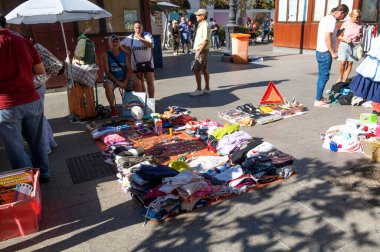 Cadiz, İspanya. 4 Eylül 2022. İspanya 'nın Cadiz kentindeki eski kasaba sokaklarında bit pazarı tezgahları. Yerel satıcılar meraklı turistlere ikinci el antika ve koleksiyon satıyorlar.. 