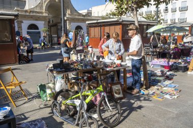 Cadiz, İspanya. 4 Eylül 2022. İspanya 'nın Cadiz kentindeki eski kasaba sokaklarında bit pazarı tezgahları. Yerel satıcılar meraklı turistlere ikinci el antika ve koleksiyon satıyorlar.. 
