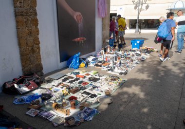 Cadiz, İspanya. 4 Eylül 2022. İspanya 'nın Cadiz kentindeki eski kasaba sokaklarında bit pazarı tezgahları. Yerel satıcılar meraklı turistlere ikinci el antika ve koleksiyon satıyorlar.. 