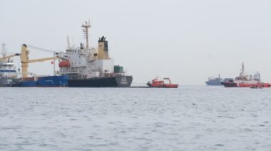 Katalan Körfezi, Cebelitarık. 5 Eylül 2022. Cebelitarık açıklarında Adam LNG tankerine çarpan OS 35 hangarı, mürettebatın temizliği ve kaçak petrolün yayılmasını önlemek için Katalan Körfezi yakınlarında karaya vurmuş durumda..