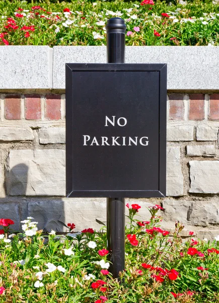 Nice e educado Nenhum sinal de estacionamento com flores — Fotografia de Stock