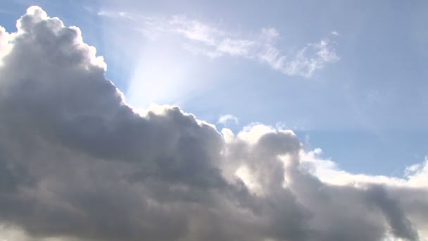 Ουράνια σύννεφα και ήλιο — Αρχείο Βίντεο