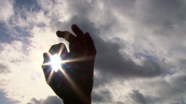 Tangan naik ke frame untuk memberikan-oke tanda dengan matahari bersinar melalui, konsep . — Stok Video