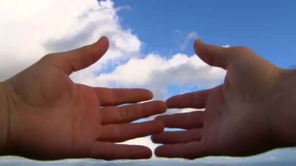 Les mains couvrant la lentille de la caméra révèlent le concept de paysage nuageux . — Video