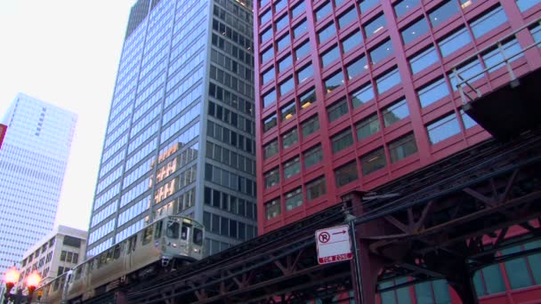 Zona centro con El Tren viajando por edificios — Vídeo de stock