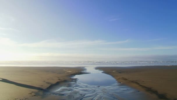 Чоловік стрибає над водою — стокове відео