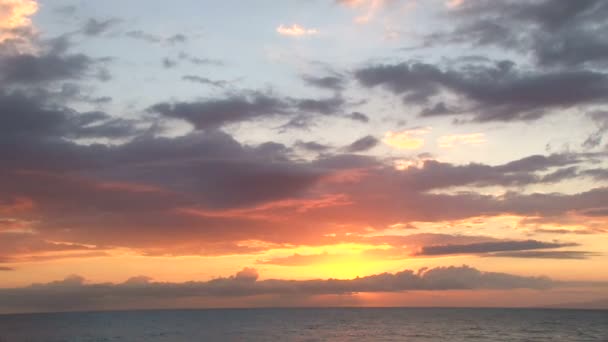 Time lapse during sunset with vivid clouds passing — Stock Video