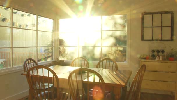 Heller Sonnenuntergang scheint durch Fenster des Esszimmers im Zeitraffer. — Stockvideo