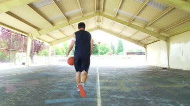 erkek basketbol yarım mahkemeden ateş eder.