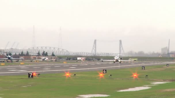 Flugzeug hebt am Flughafen Portland, Oregon ab. — Stockvideo