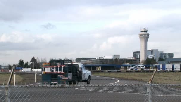 Avião decola no aeroporto de Portland Oregon — Vídeo de Stock