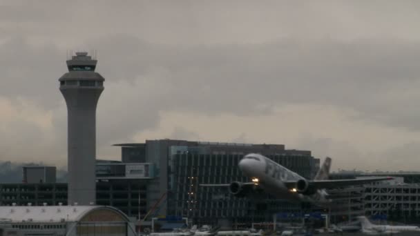 Flugzeug hebt am Flughafen Portland, Oregon ab. — Stockvideo