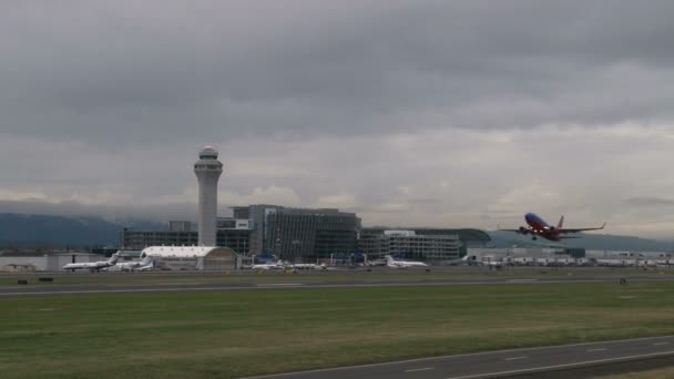 Flugzeug hebt am Flughafen Portland, Oregon ab. — Stockvideo