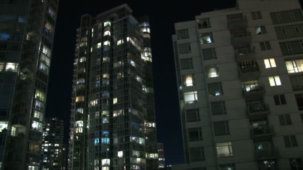 Временной интервал городской жизни ночью — стоковое видео