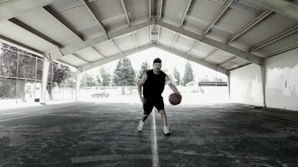 Hombre dispara baloncesto desde media cancha — Vídeo de stock