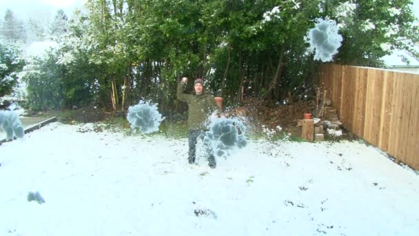 Sneeuwballen gooien — Stockvideo